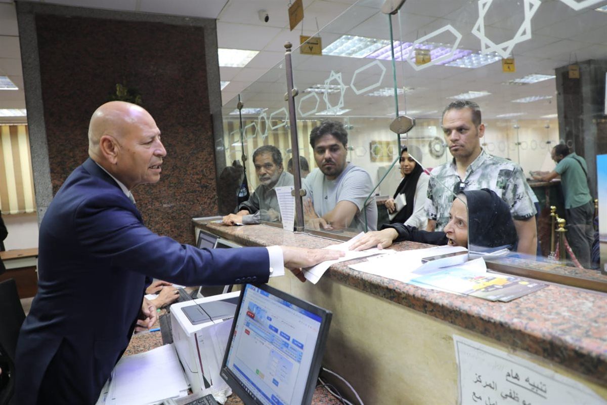 محافظ القاهرة يتفقد المركز التكنولوجى لخدمة المواطنين بروض الفرج