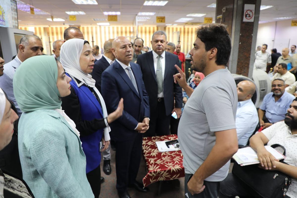 محافظ القاهرة يتفقد المركز التكنولوجى لخدمة المواطنين بروض الفرج