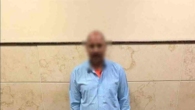 عامل سرق أموالًا