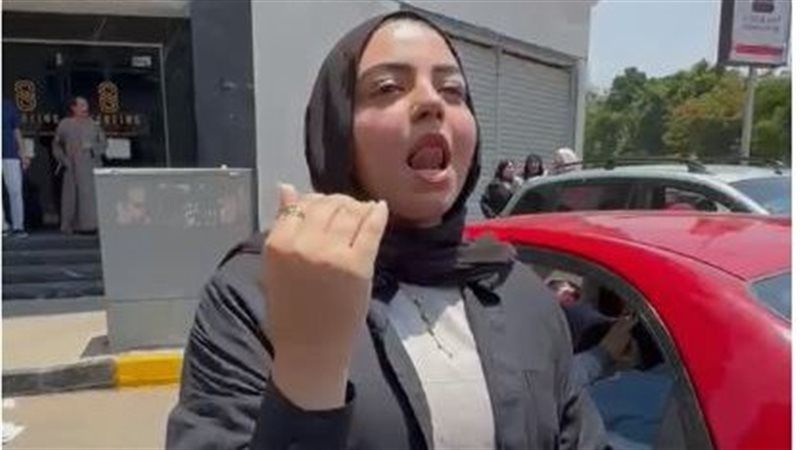 فتاة تحتلف بعيد ميلاد