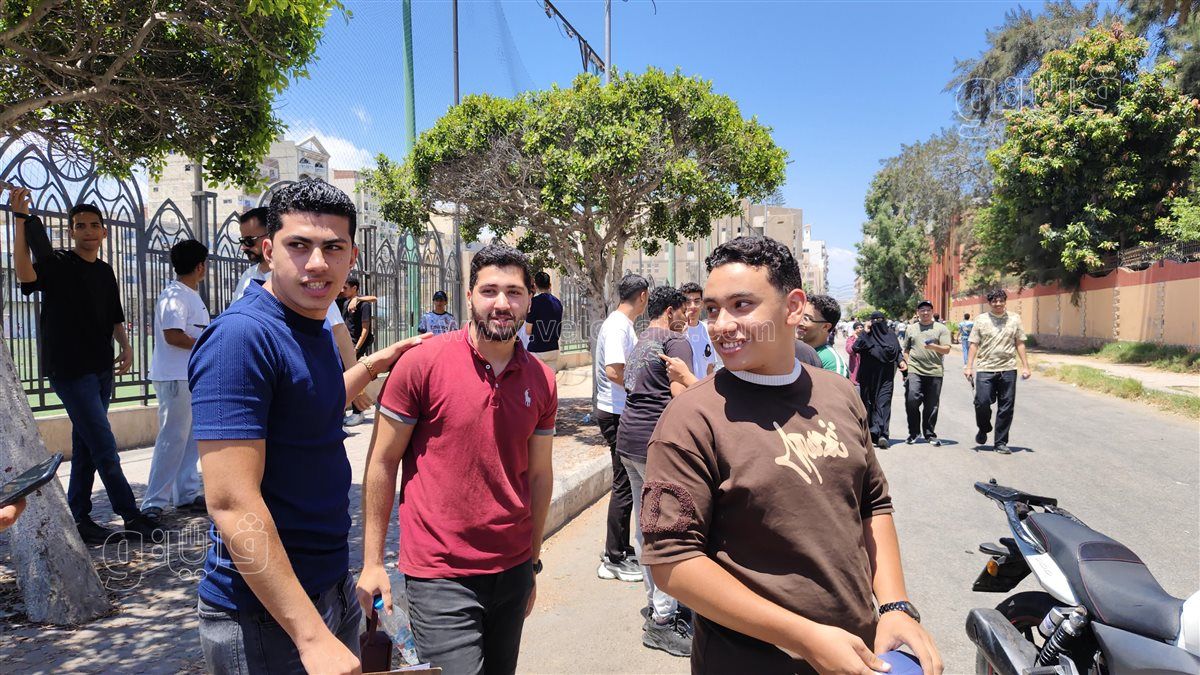 طلاب أدبي للثانوية العامة ببورسعيد يشيدون بامتحان الجغرافيا 