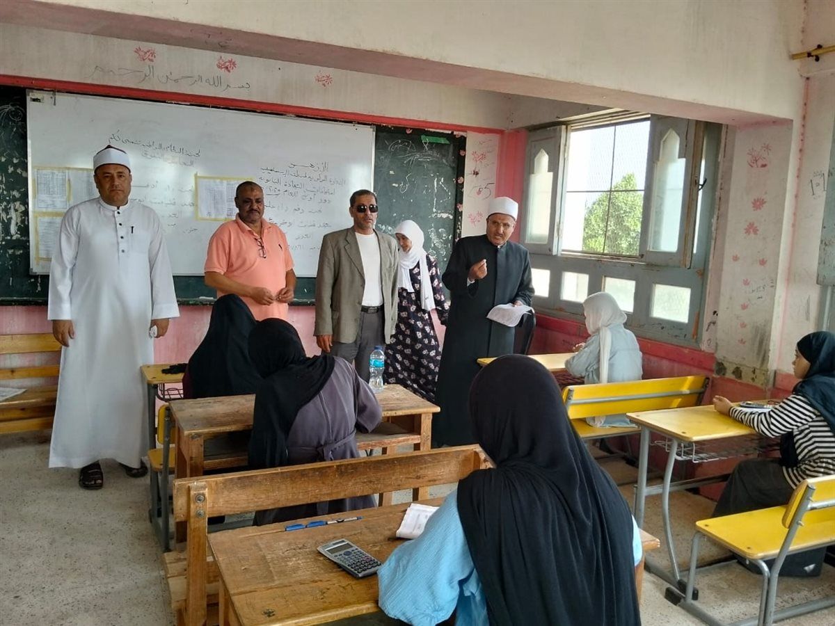 رئيس منطقة الإسماعيلية الأزهرية يتفقد لجنة معهد فتيات أبوخروع لمتابعة سير امتحانات الشهادة الثانوية الأزهرية، فيتو