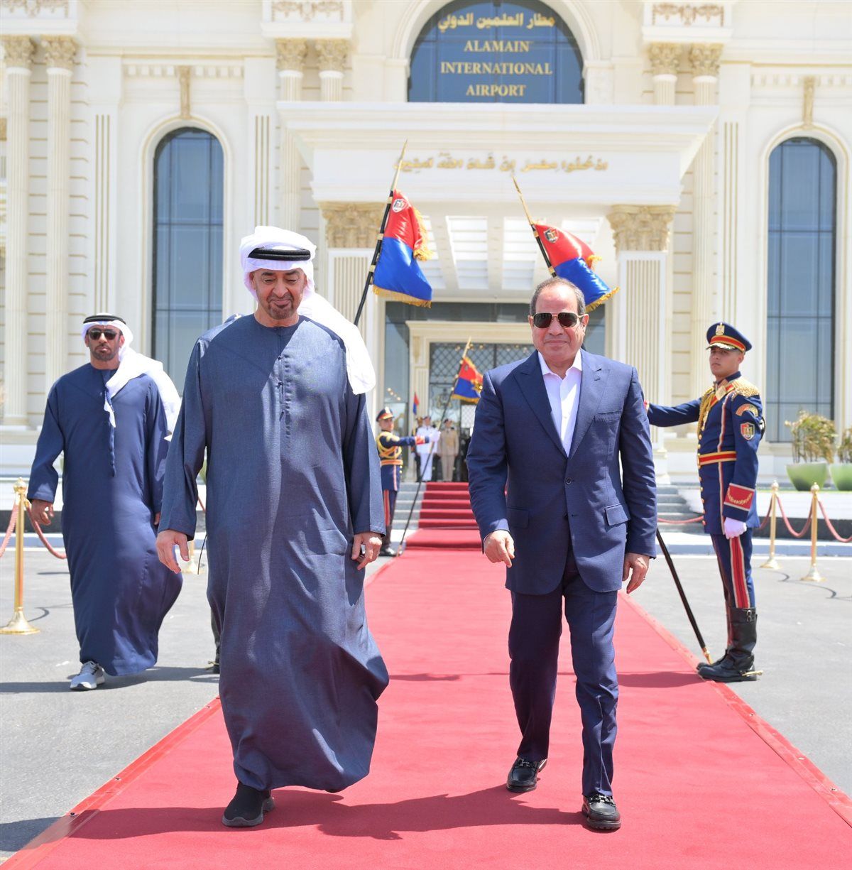 توديع السيسي لـ محمد بن زايد في مطار العلمين الدولي 