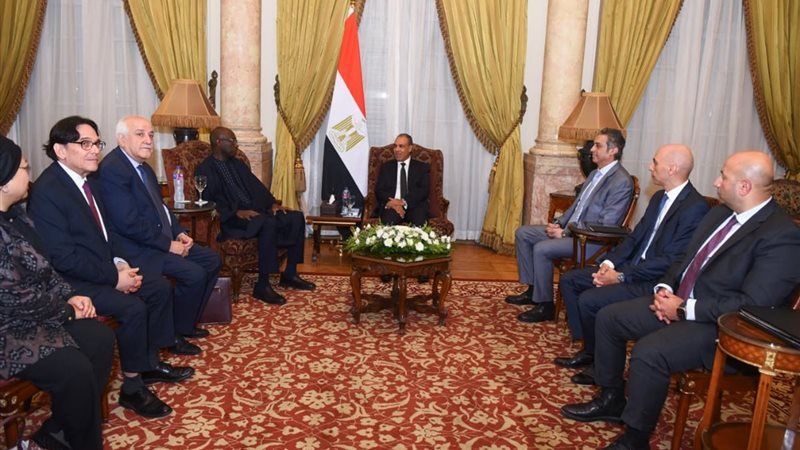 وزير الخارجية مع