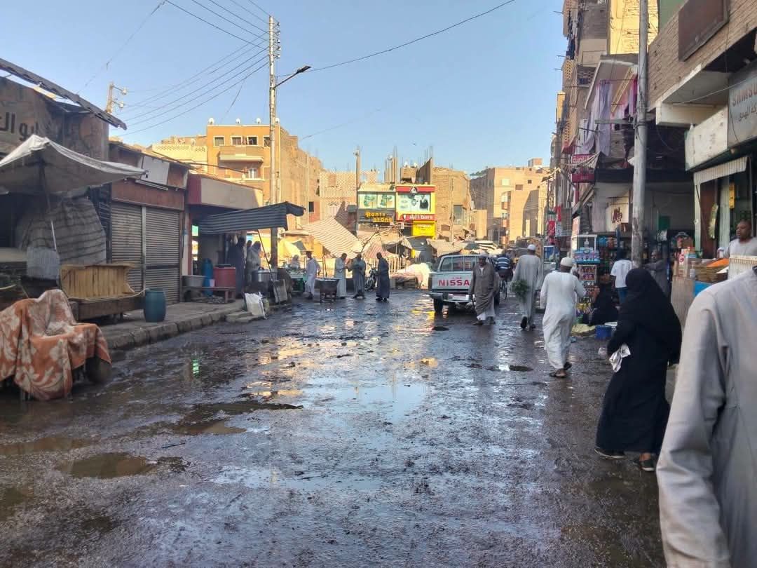 أعمال إصلاح وصيانة خط مياه الشرب بمركز قوص فى قنا 