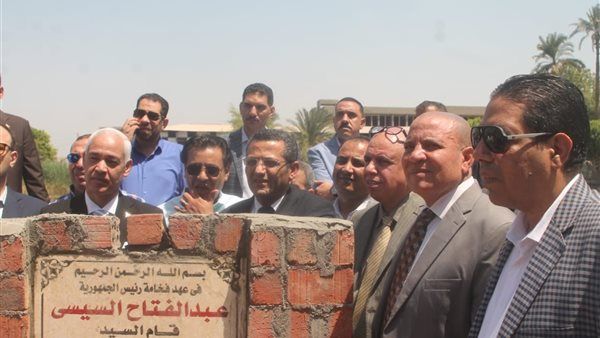 نقيب الصحفيين يضع حجر الأساس للنادي النهري بأسيوط