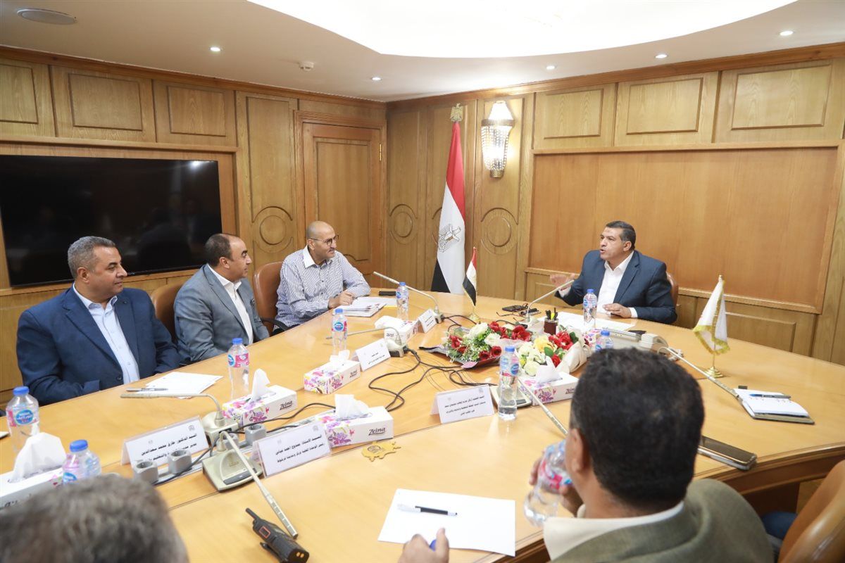 محافظ قنا يتابع استعدادات انطلاق الموجة الـ 30 لإزالة التعديات