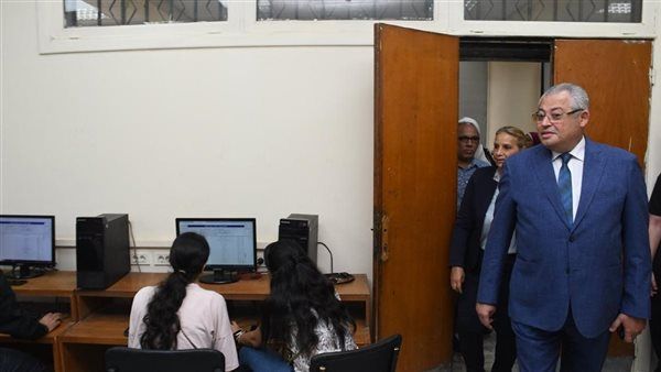 نائب رئيس جامعة عين شمس يتفقد معامل التنسيق الإلكتروني في أول أيام المرحلة الأولى