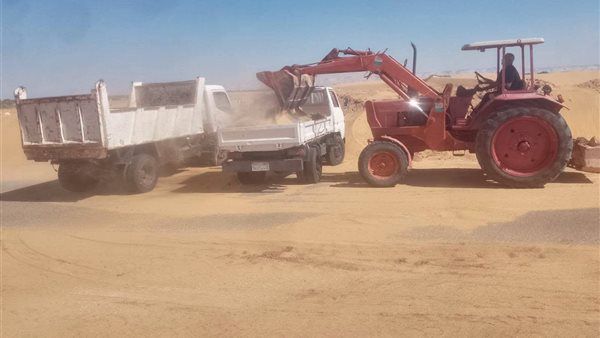 إزالة الكثبان الرملية بطريق "الموشية– بدخلو" لإعادة انسيابية المرور بالوادي الجديد