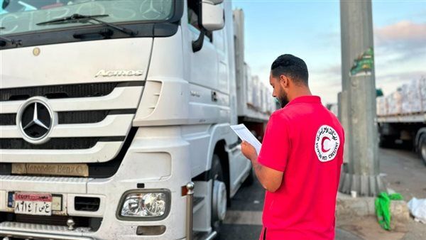 الهلال الأحمر يطلق القافلة الـ250 من "زاد العزة" لدعم غزة بالمساعدات الإنسانية (صور)