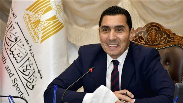 جوهر نبيل يكرم منقذي حمام سباحة مركز شباب الجزيرة (فيديو)