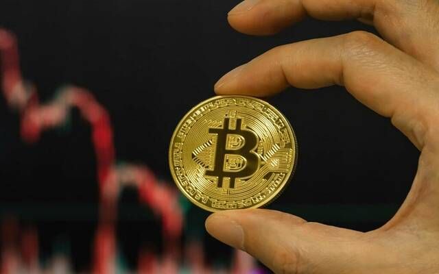 البيتكوين يستقر فوق 65 ألف دولار وسط ترقب التضخم