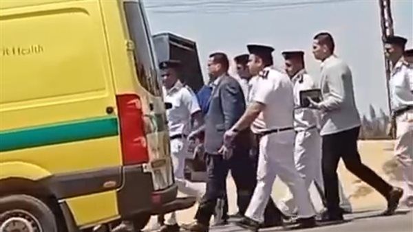 مدير أمن الإسماعيلية يصل موقع حادث الدواويس ويشرف على نقل الضحايا والمصابين