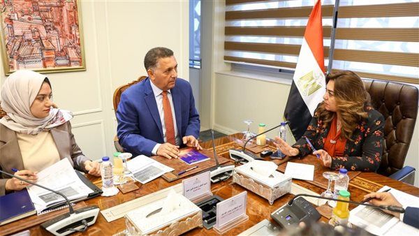 وزيرة التنمية المحلية تبحث مع محافظ القليوبية تطوير منظومة المخلفات