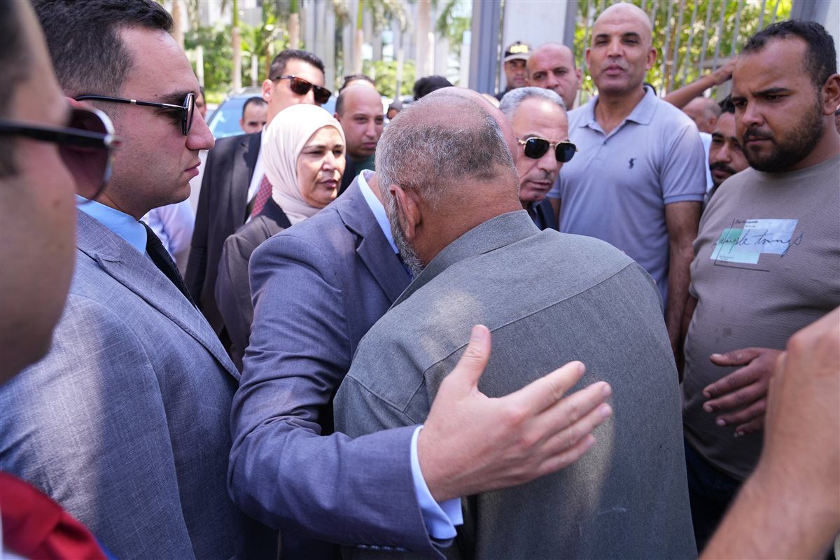 وزير العمل يتفقد المصابين في حادث الإسماعيلية ويطمئن على حالتهم الصحية  