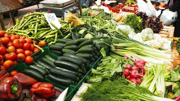 سعر الخضار اليوم، انخفاض الطماطم والليمون وقفزة في الثوم والكوسة