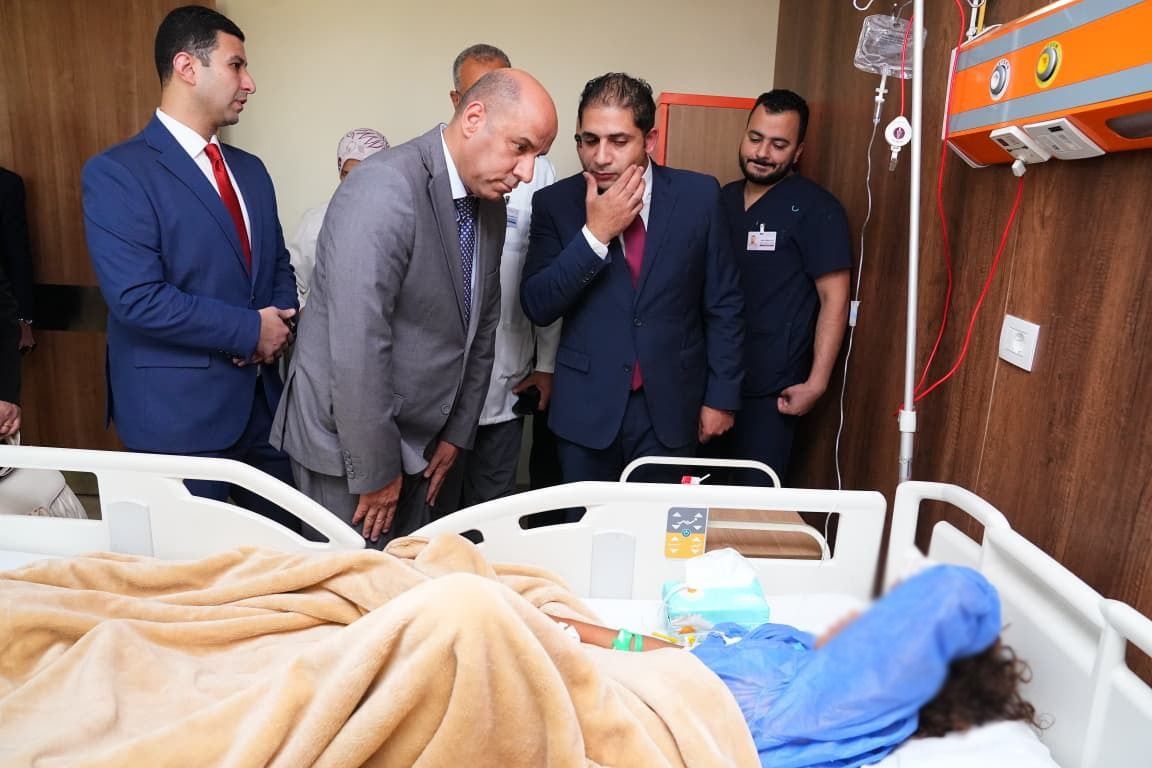 وزير العمل يتفقد المصابين في حادث الإسماعيلية ويطمئن على حالتهم الصحية  