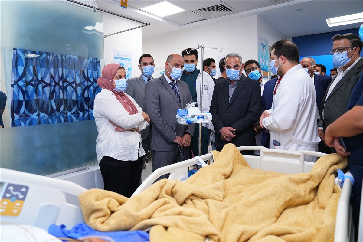وزير العمل يتفقد المصابين في حادث الإسماعيلية ويطمئن على حالتهم الصحية  
