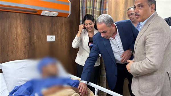 محافظا الإسماعيلية والشرقية يطمئنان على مصابي حادث طريق الدواويس بالمجمع الطبي (صور)