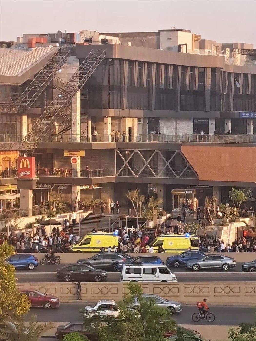 حريق مطعم بمول شهير بالتجمع 