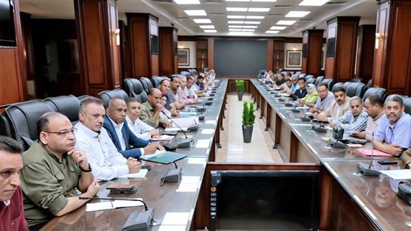 محافظ سوهاج يطالب بسرعة إنجاز طلبات التقنين المقدمة على المنصة الوطنية