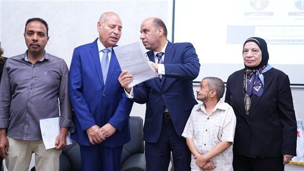 وزير العمل يراجع عقد أحد ذوي الهمم بنفسه قبل استلامه