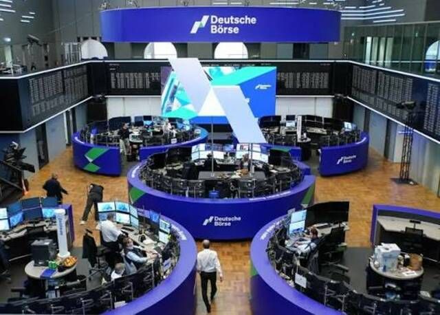 وول ستريت تتراجع عقب الضربات الأمريكية على إيران