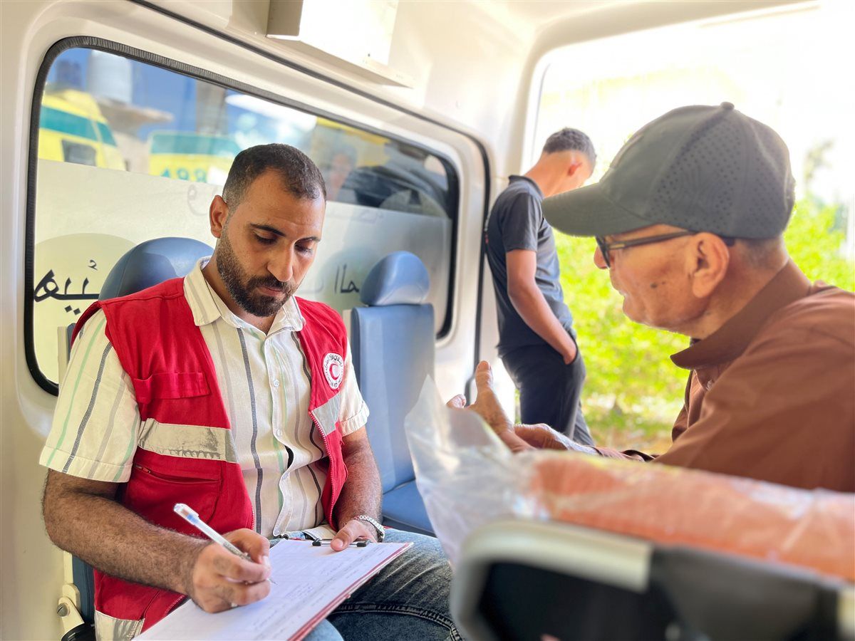  فرق الهلال الأحمر المصري تقدم الخدمات الإنسانية والإغاثية للأشقاء الفلسطينيين، فيتو 