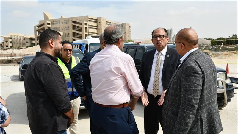 رئيس جامعة العاصمة يواصل جولاته لإنجاز المرحلة الأولى من المجمع الطبي