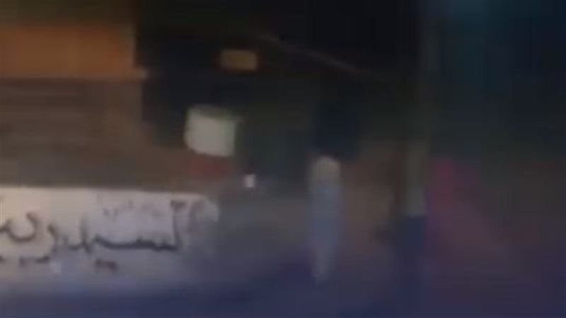 عامل يعتدي على سيدة
