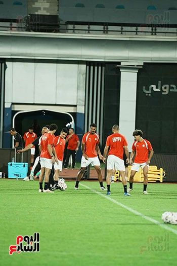تدريبات بالكرة فى مران المنتخب تدريبات بالكرة فى مران المنتخب
