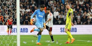 ايدرسون يرد على أكواب البلاستيك بأفضل طريقة