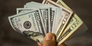 الدولار يحتفظ بمكاسبه وسط استمرار التوترات وترقب بيانات الوظائف الأمريكية