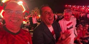 مشهد وطني عفوي، رئيس الوزراء ووزيران يتفاعلون مع هدف مصر في شباك بلجيكا