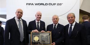 إنفانتينو يهدى أبو ريدة تذكارا لكأس العالم يحمل اسم الرئيس السيسى