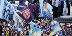 هل يعاقب الفيفا منتخب الأرجنتين بسبب اللافتات السياسية؟