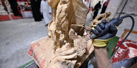 «النحت على الخشب» حرفة تستقطب زوار مهرجان «بيت حائل»