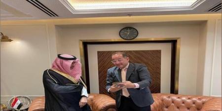 سفير
      المملكة
      ووزير
      المالية
      المصري
      يبحثان
      تعزيز
      التعاون
      الاقتصادي