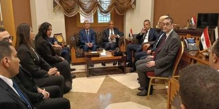 عبد
      العاطي
      يتابع
      خدمات
      القنصلية
      المصرية
      بجدة
      وسير
      تصويت
      انتخابات
      الشيوخ
      2025