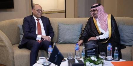 وزير
      العمل
      المصري
      يشهد
      توقيع
      اتفاقية
      بين
      المستشفى
      السعودي
      الألماني
      و"مايو
      كلينك"