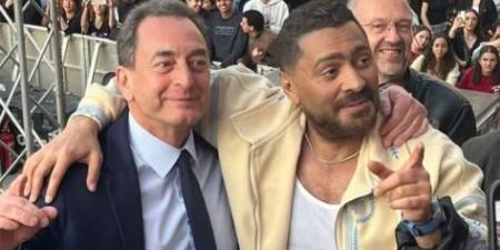 لم يعرفه.. تامر حسني يكشف عن موقف طريف جمعه مع سفير فرنسا في مصر