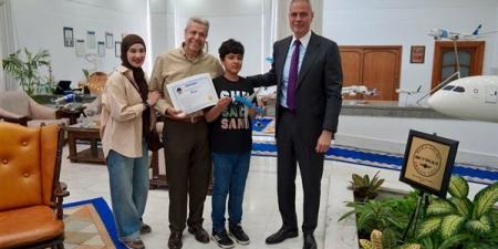 مصر للطيران تستقبل طفلا مصابا بالتوحد يحلم بالتحليق