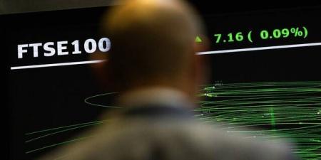 تراجع الأسهم البريطانية طفيفًا بعد إعلان رئيس الوزراء استقالته