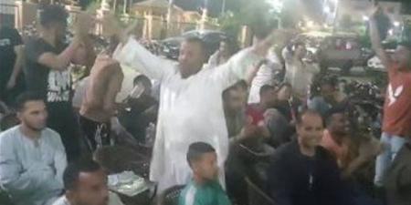 فرحة هستيرية للجماهير المصرية على المقاهي بعد هدفي الفراعنة في شباك نيوزيلندا (فيديو)