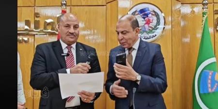 أنتم نماذج مشرفة، محافظ المنيا يعتمد نتيجة الشهادة الإعدادية 2026 ويهاتف الأوائل (فيديو)