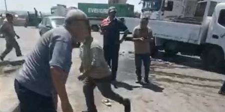 إصابة مدير إشغالات حي العجمي بـ"حجر" في وجهه أثناء حملة لإزالة عربة فول