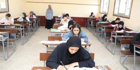 "السجادة الحمراء" تثير الجدل، لغز جديد في صور امتحان الكيمياء المتداولة على جروبات الغش
