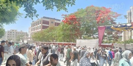 طلاب الثانوية العامة بالشرقية يؤدون اليوم امتحاني الكيمياء والجغرافيا في ثاني أيام المواد المضافة للمجموع