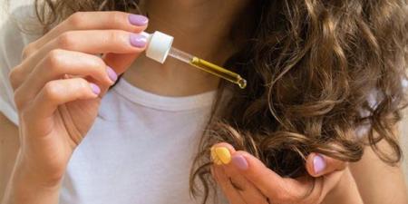 أفضل الزيوت الطبيعية للعناية بشعرك بعد تعرضه للشمس