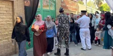 قبل الزحام، طلاب الثانوية العامة يعجلون بدخول اللجان لأداء امتحاني "الفيزياء والتاريخ"